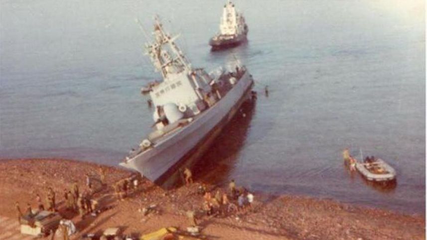 القارب الإسرائيلي أثناء جنوحه على الشواطىء السعودية 